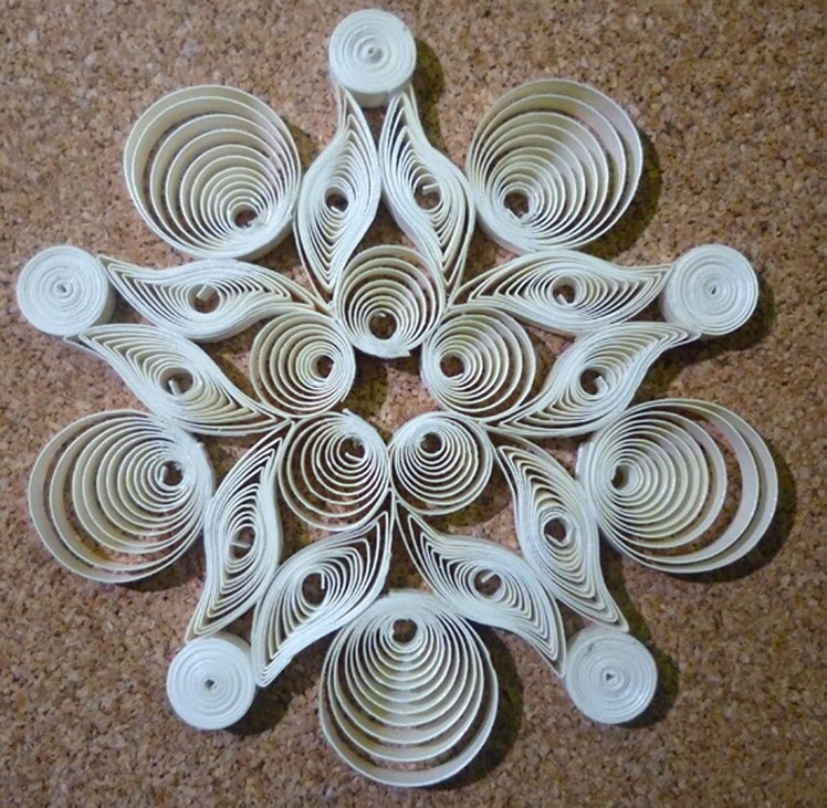 Quilled Christmas decoration n°3 step by step