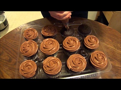 Frosting Cupcakes with Wilton Tip 1M (piping tutorial)