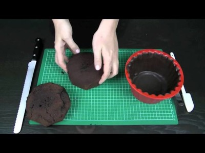 How to Make a Giant Cupcake - Basics 3: Carving, layering, crumb coating and stacking