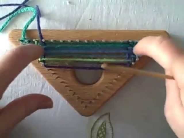 How to weave triangles on the tri loom