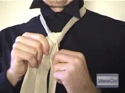 ViewDo: How to Tie a Tie (Double Windsor)