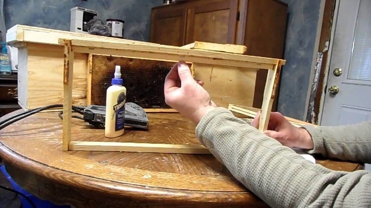 How to make and use Foundationless frames in a beehive video