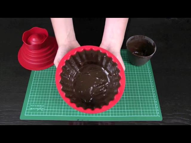 How to Make a Giant Chocolate Cupcake Case. Patty Pan - Giant Cupcake Basics 1