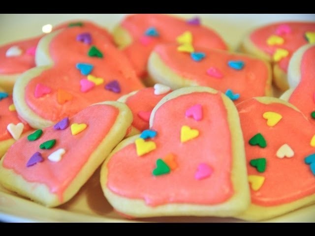 HOW TO MAKE SUGAR COOKIES WITH ICING