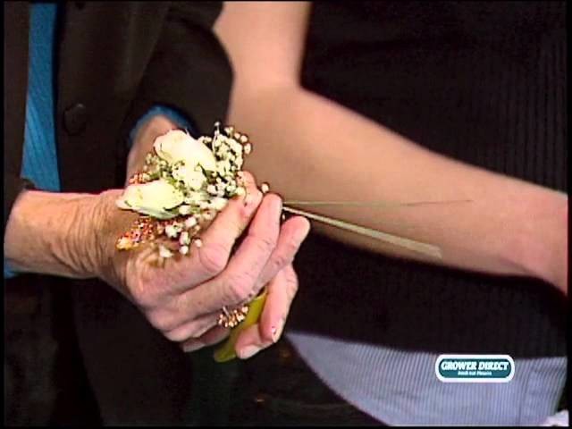Learn how to professionally create a Traditional Wrist Corsage