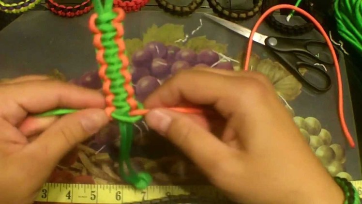 How to make a 2 color cobra stitch paracord bracelet