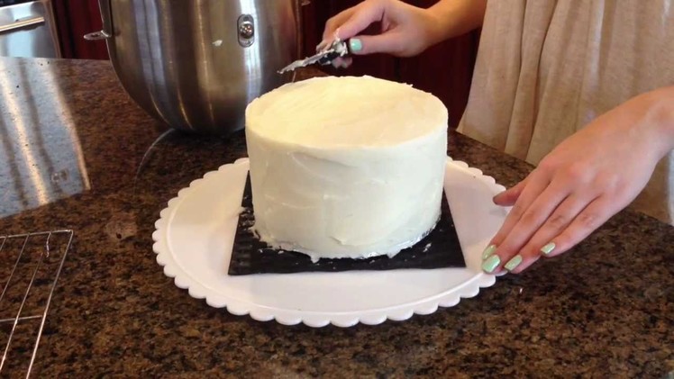 HOW TO FROST A CAKE WITH A PAPER TOWEL