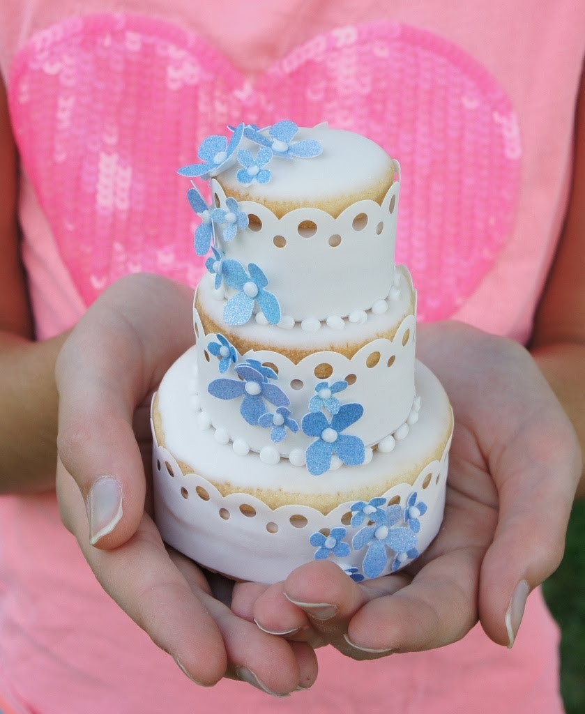 Cookie decorating 3D tiered wedding cake