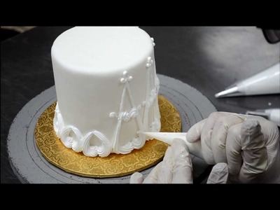 Designing a cake out with buttercream |  Easy Cake Decorating Ideas
