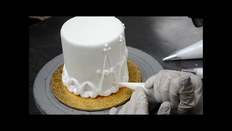 Designing a cake out with buttercream |  Easy Cake Decorating Ideas