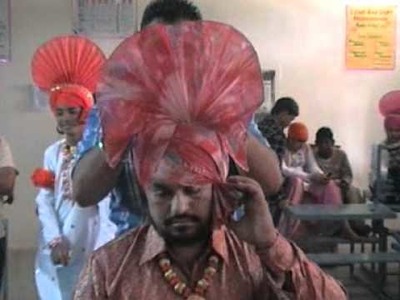Bhangre da dress up how to make the bhangra turbun.  ustad billu and sethi frm nawanshahar