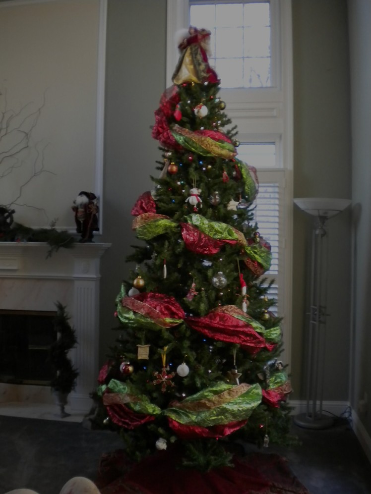 How to Decorate The Perfect Christmas Tree Using Wide Ribbon Garland