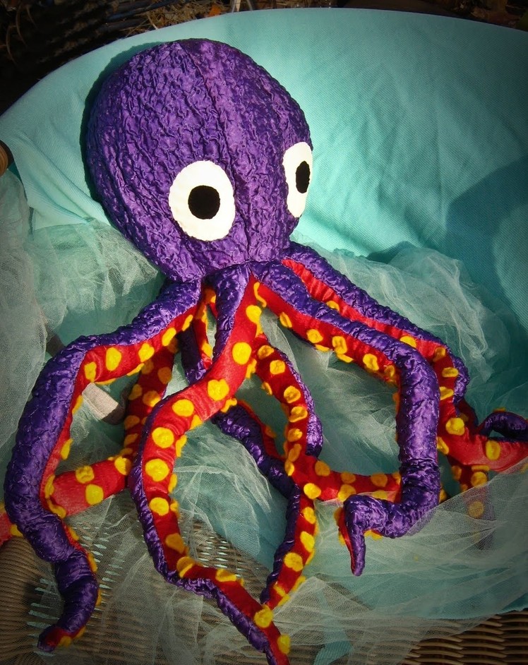 Wa'Ou #3 a chaotic improvisation, in making a stuffed Octopus
