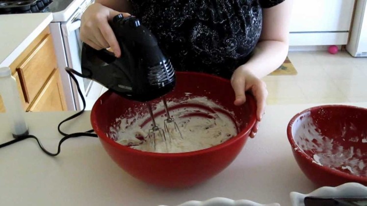 How To Make Buttercream Frosting for Decorating Cakes