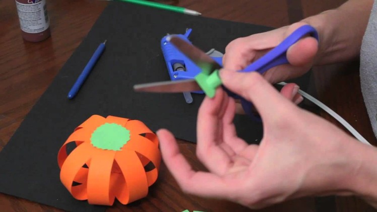 How to make paper pumpkins for Fall. Autumn and Halloween