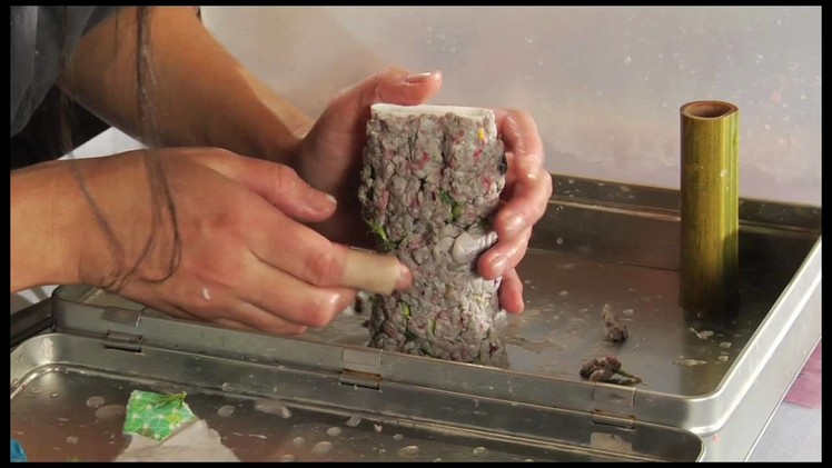 How to use waste paper pulp to sculpt a flower vase.