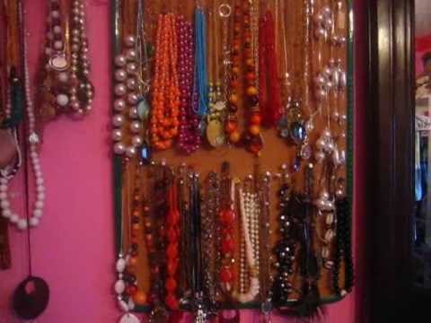 Tips by flawless makeup; organize your jewelry!