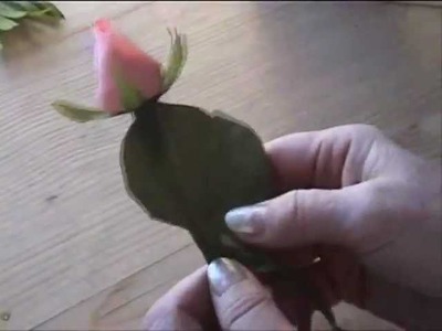Fiori di carta crespa - Crepe paper flowers: Bocciolo di Rosa. Rosebud