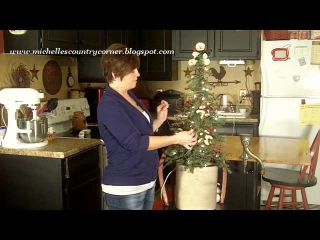 Small Christmas Tree Display - Country Christmas Ideas