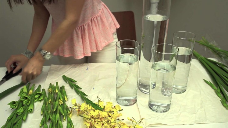 How to Decorate Flowers in Cylindrical Vases : An Elegant Home