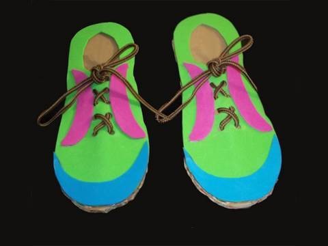 Recycled kids crafts: craft to learn to tie your shoelaces - EP