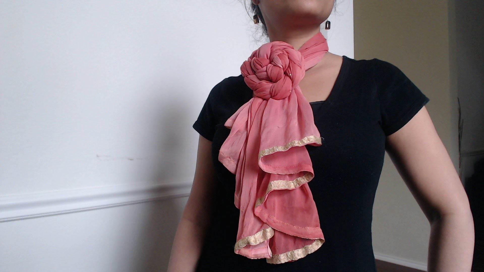 Как завязать платок на платье видео. Цветок из шарфа. Завязанный шарф на манекене. Цветок из шарфа на шею.