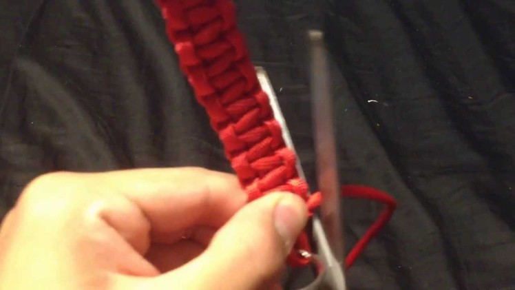 How To Make a Paracord Keychain.lanyard. (Cobra weave)