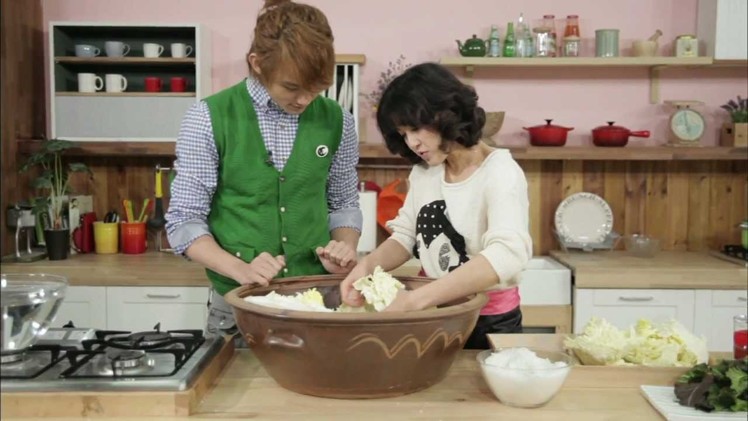 [Star Kitchen with U-KISS] "How to Make Kimchi" - Fermented Korean Cabbage with Vegetables