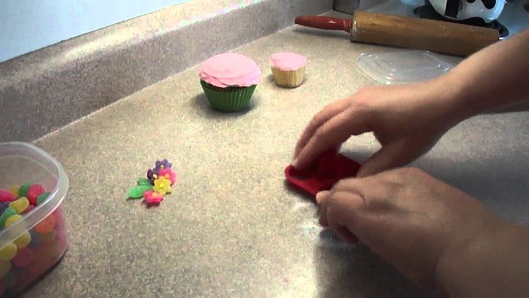 Decorating Cupcakes #53: Pretty pastel mini gumdrop flowers