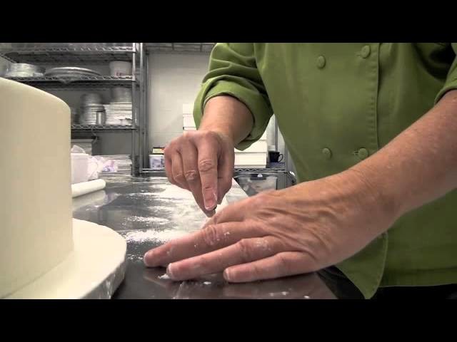 How to Cut and Place a Fondant Band Border