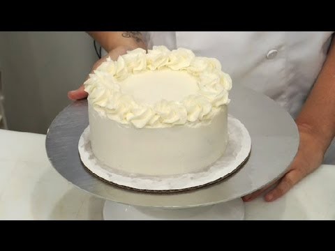 How to Frost a Birthday Cake : Cake Decoration Ideas