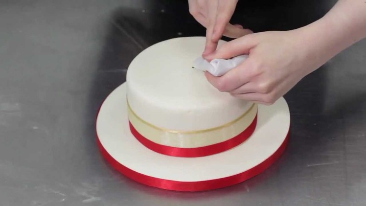 How to Decorate a Beautiful Christmas Cake
