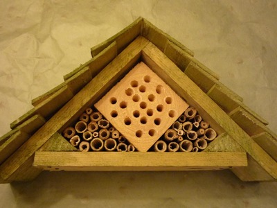 Home-made Insect Hotel from 99% free and recuperated materials. Brico Ecolo - hôtel à insectes
