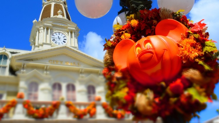 First Halloween Decorations at Magic Kingdom 2014; Carved Pumpkins, Garland & Window Displays