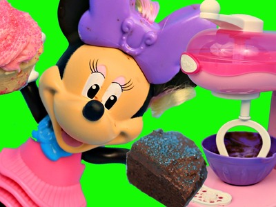 CUPCAKES & BROWNIES Sweet Treats Maker! Minnie Mouse & Magic Mixer Toy Review Cooking Show