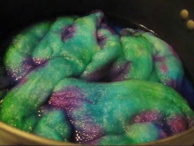 Dyeing Experiment - How to Space Dye Roving with Food Coloring