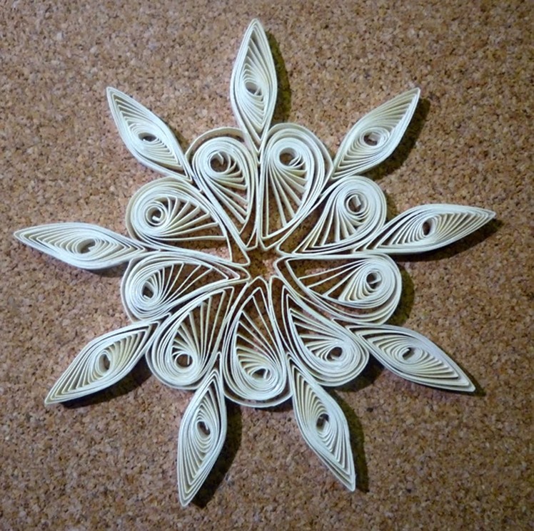 Quilled christmas decoration n°1 step by step