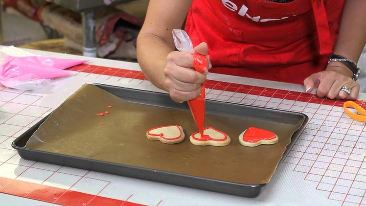 How to Decorate Sugar Cookies Made With a Heart Cutter : Cookies & Dessert