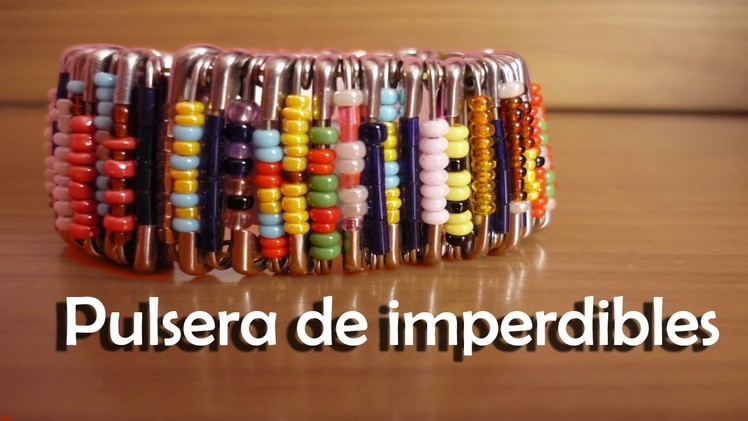 DIY - Crea tu pulsera con imperdibles - How to make a safety pin bracelet.