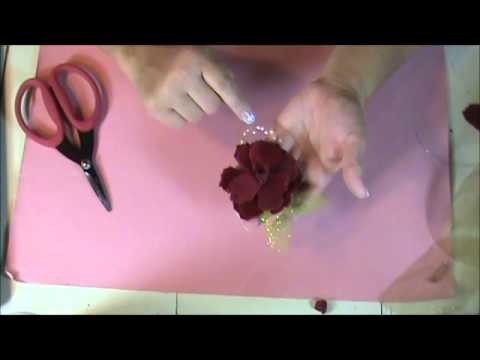 How to Make a Christmas Flower Brooch