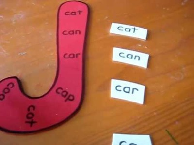 Christmas - Alphabet advent calendar, letter C: Read phonetic words while making a Candy-cane.