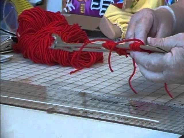 HOW TO MAKE POM POMS WITH THE CARDBOARD LOOM