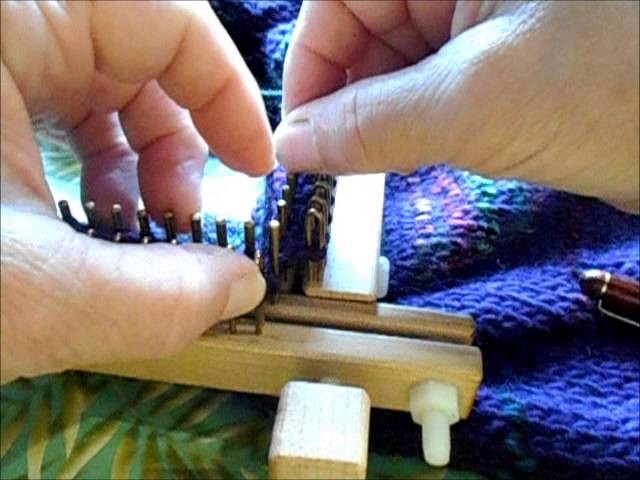 Knitting around the corner on a small gauge Kiss loom with large ends