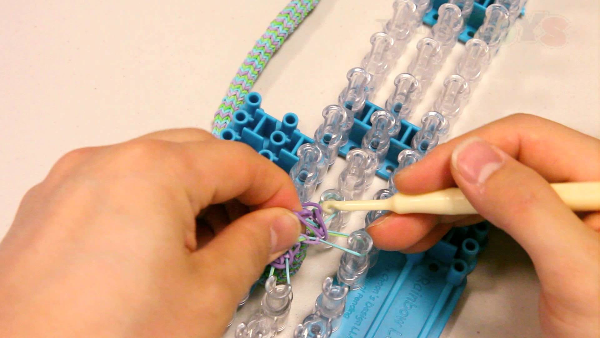 Clipping Ending the Hexafish HD 6-Pin Fishtail Bracelet Part 2 Tutorial - Rainbow Loom