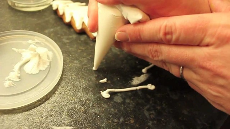 How to pipe icing
