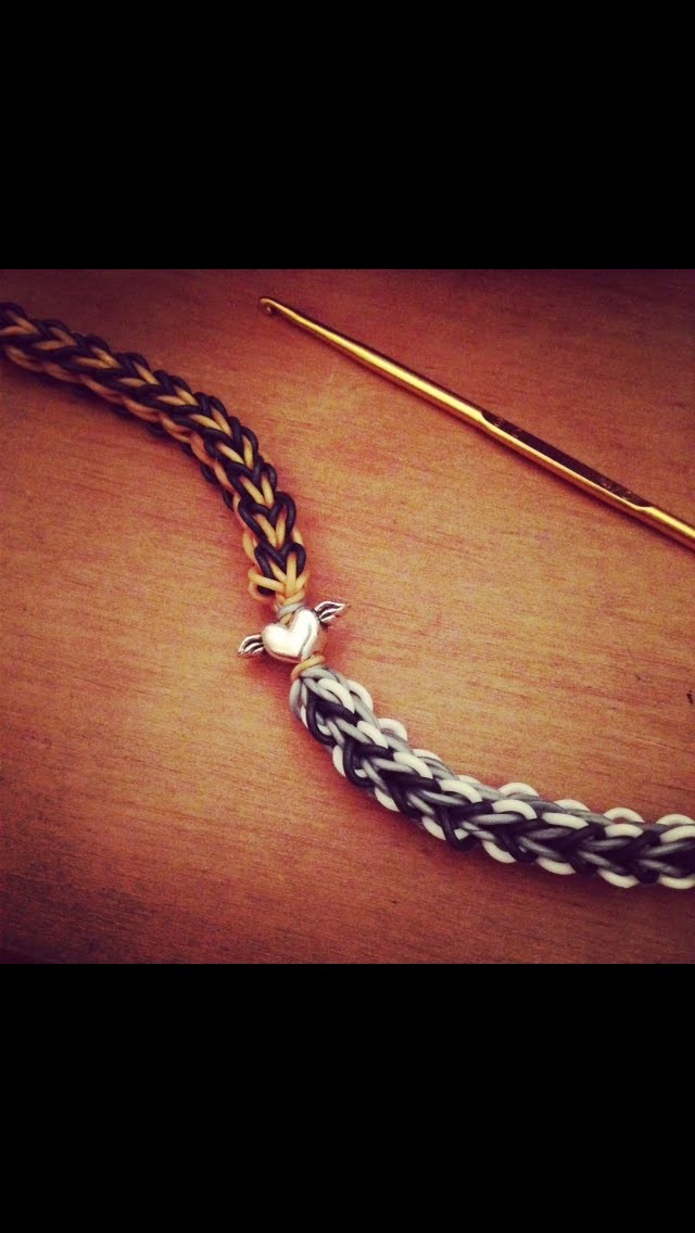 "The Flying V" Bracelet! Hook Only Quick Tutorial (Rainbow Loom)