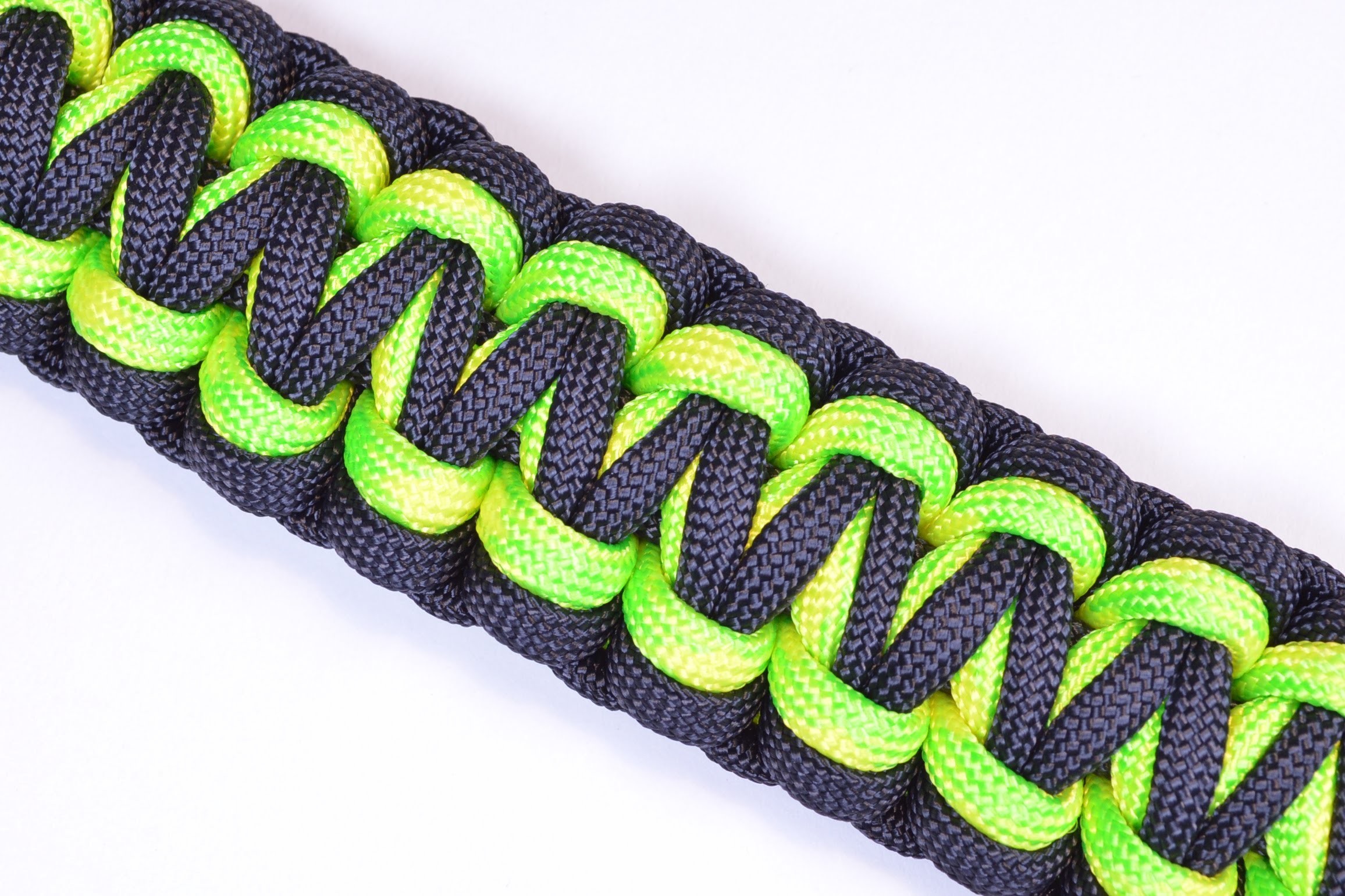 Make the Gorilla Knot Paracord Survival Bracelet DIY BoredParacord