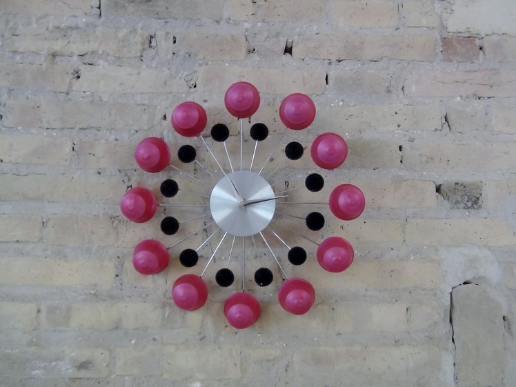 Wall Clock with Recycled Dolce Gusto Capsules. Reloj de pared con cápsulas de café Dolce Gusto
