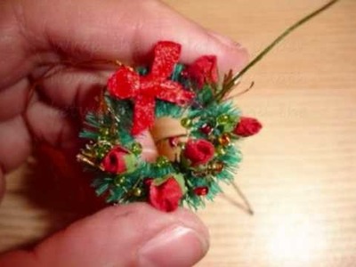 How to make a miniature Christmas wreath
