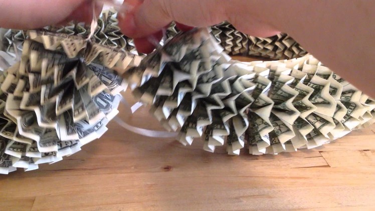How to Make a Money Lei - Finishing the lei
